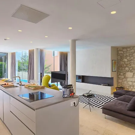 Hello Sunshine 펜션 포레치